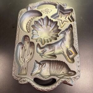 John Wright Cornbread Pan Southwest 10.75in Gray Coyote Armadillo Cactus 1988